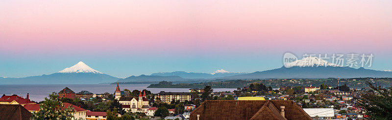 奥索尔诺火山，Volcán Calbuco和月亮在黄昏全景智利湖区-瓦拉斯港，智利